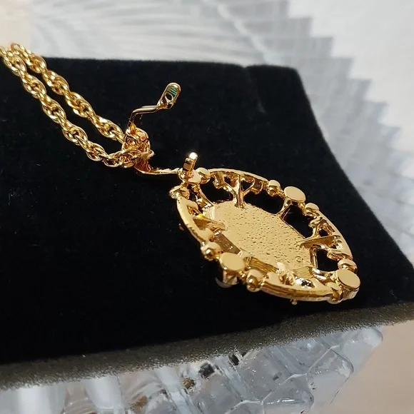 Avon Cameo Style Pendant and Chain 1997 - Picture 3 of 9